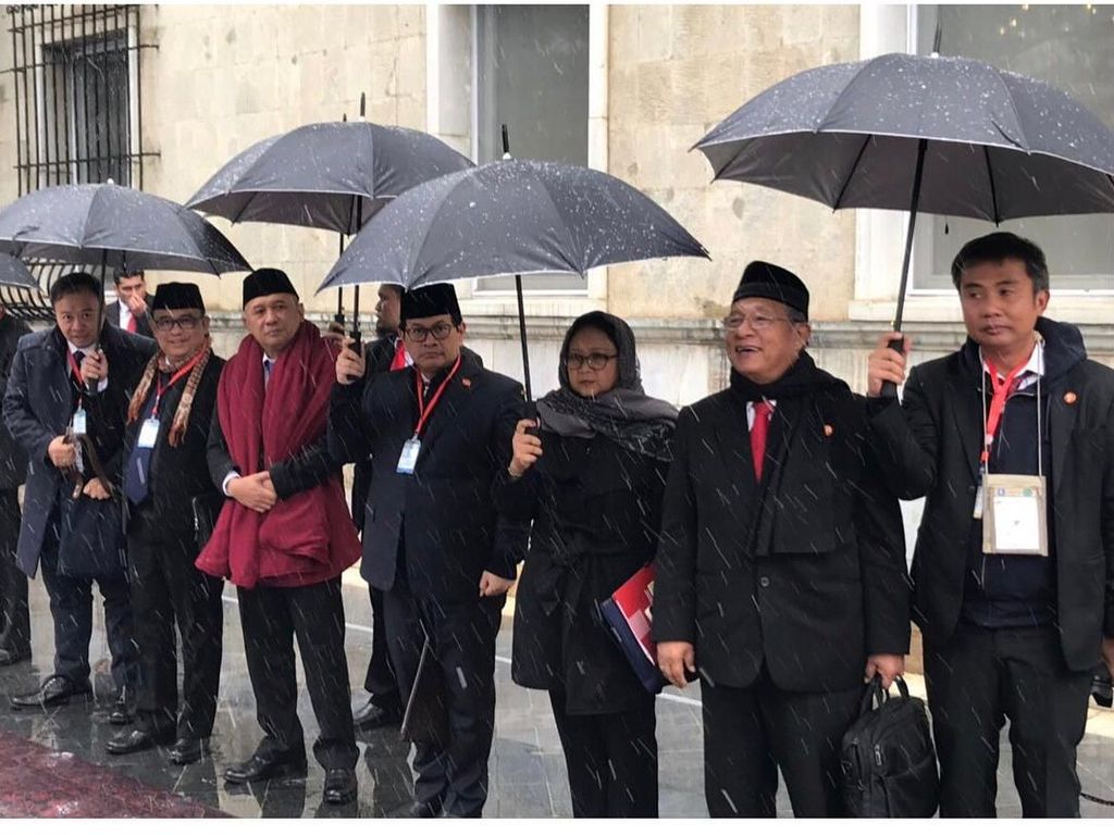 Saat Menteri Lepas Rompi Antipeluru di Afghanistan karena Jokowi